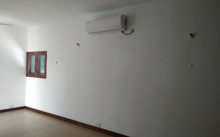TO LET: SPECTACULAR SEAVIEW UNFURNISHED APARTMENT